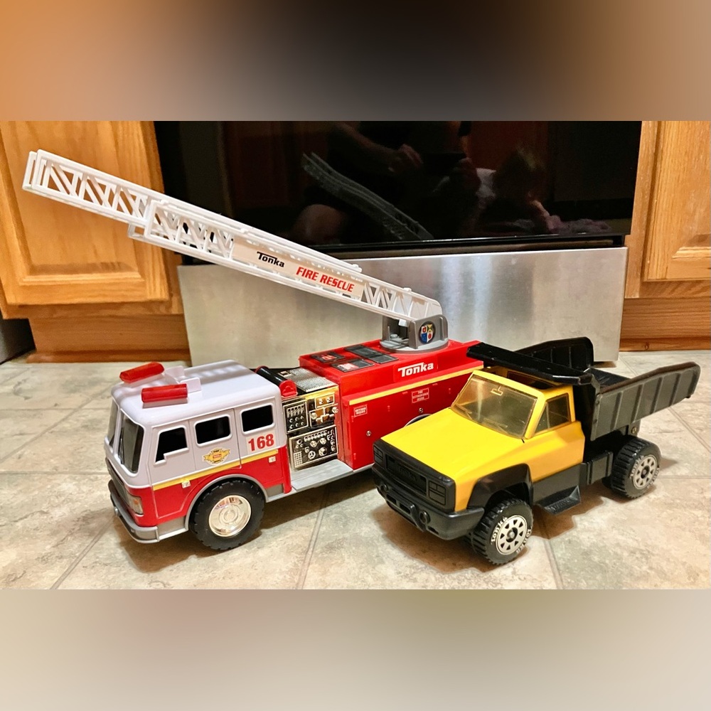 Tonka Die Cast Dump Truck And Electronic Fire Truck With Extendable Ladder
